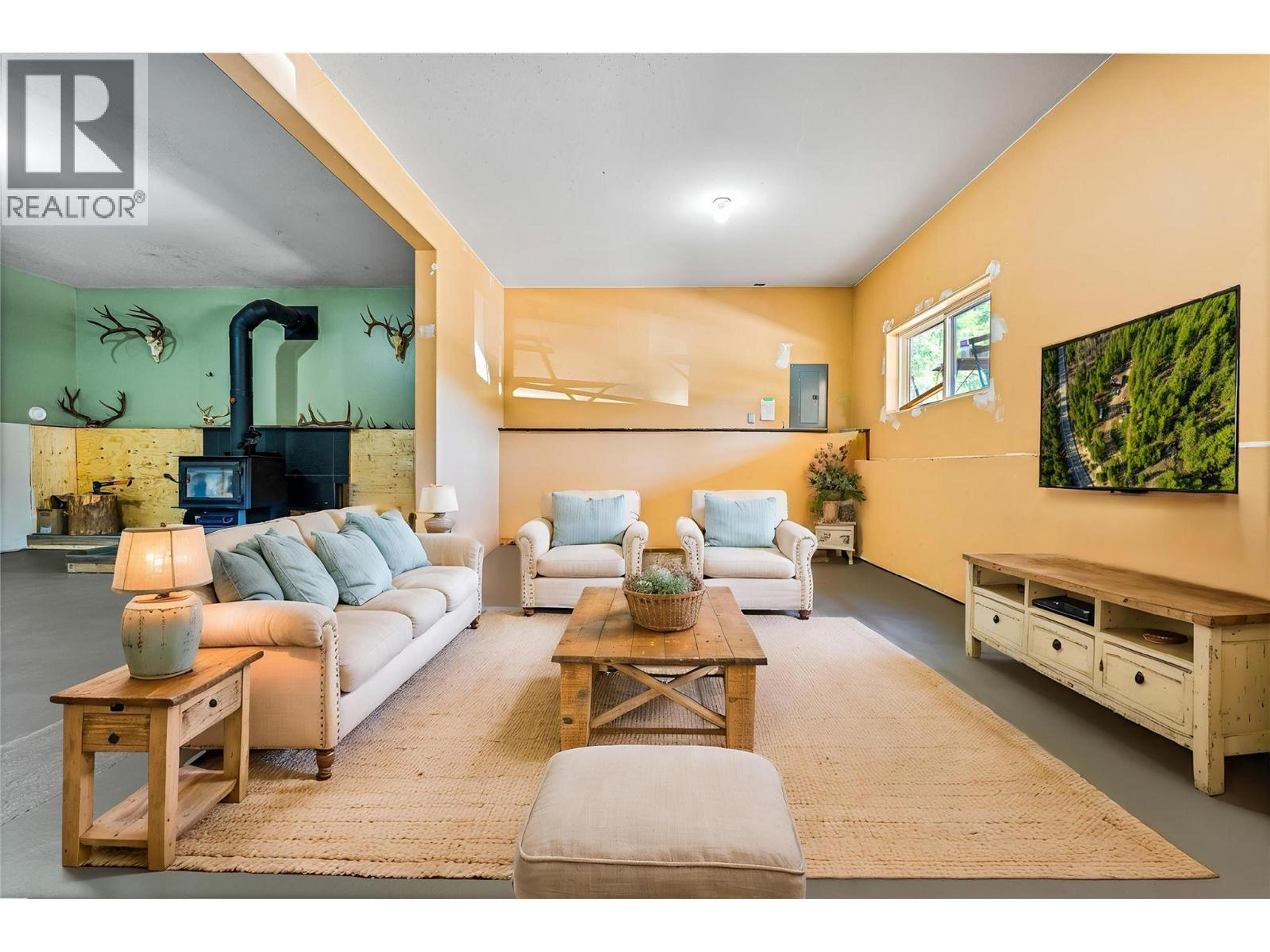 4350 33 HIGHWAY - Image 32
