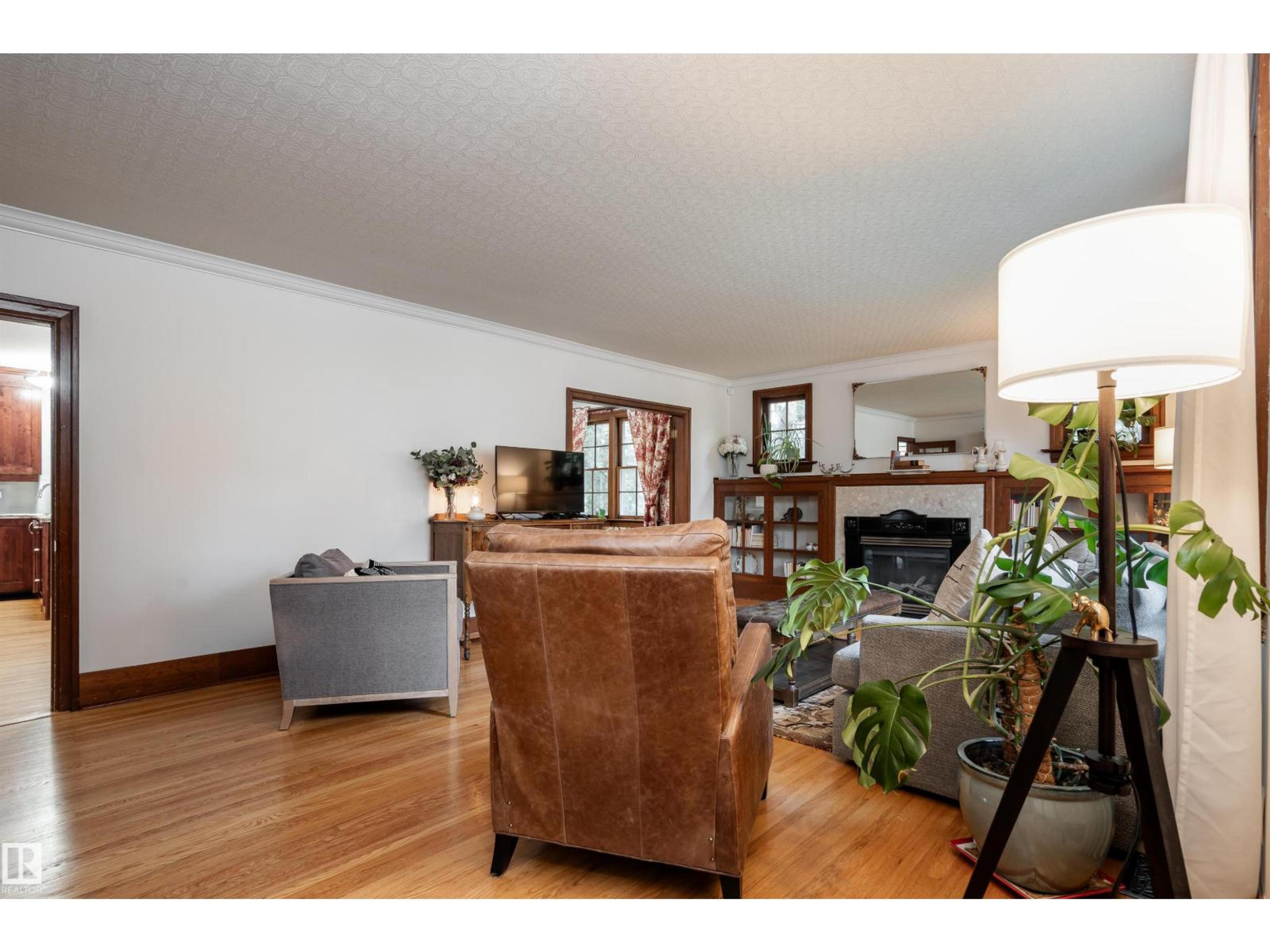 10015 97 AV NW - Image 12