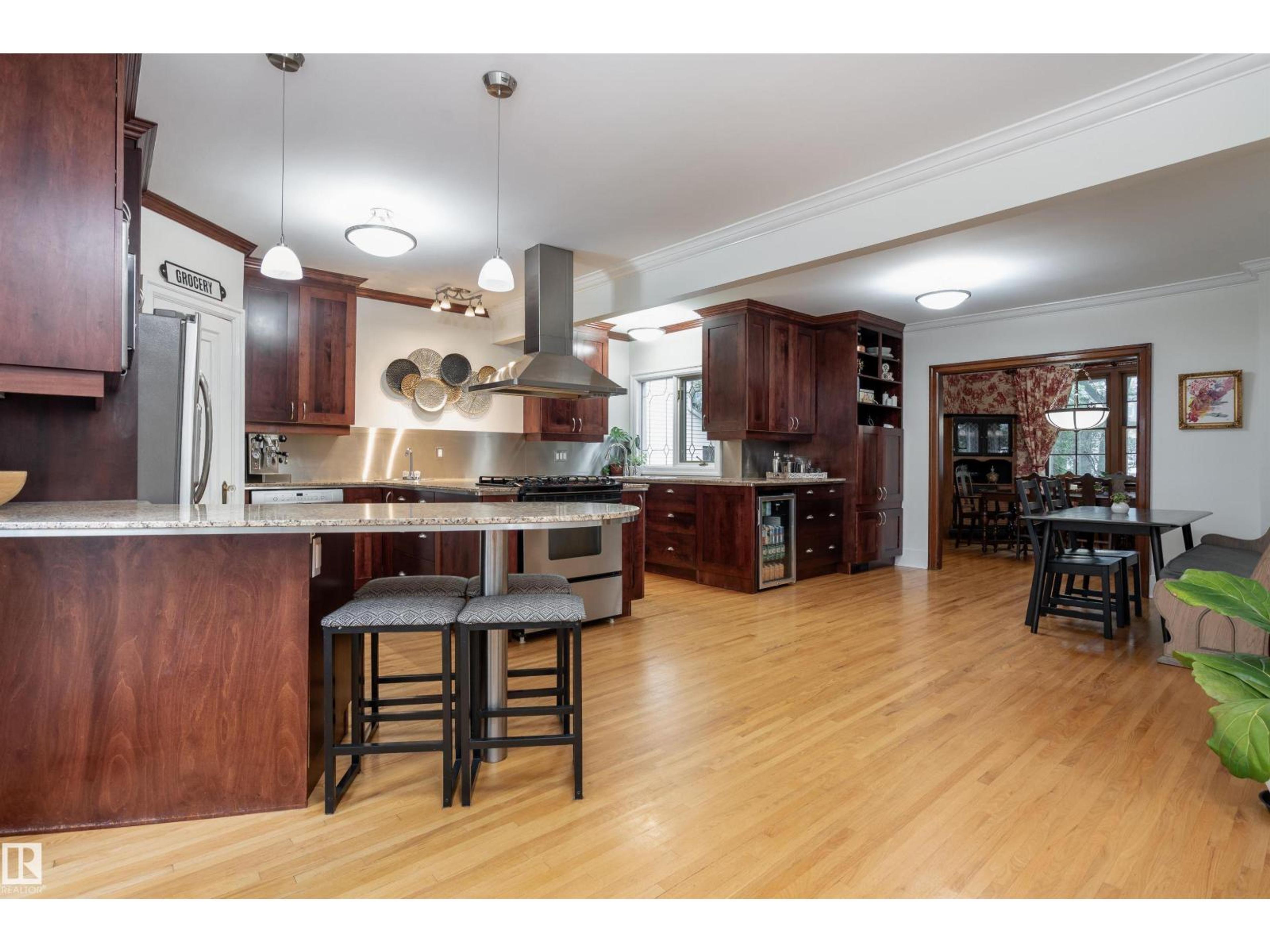 10015 97 AV NW - Image 15