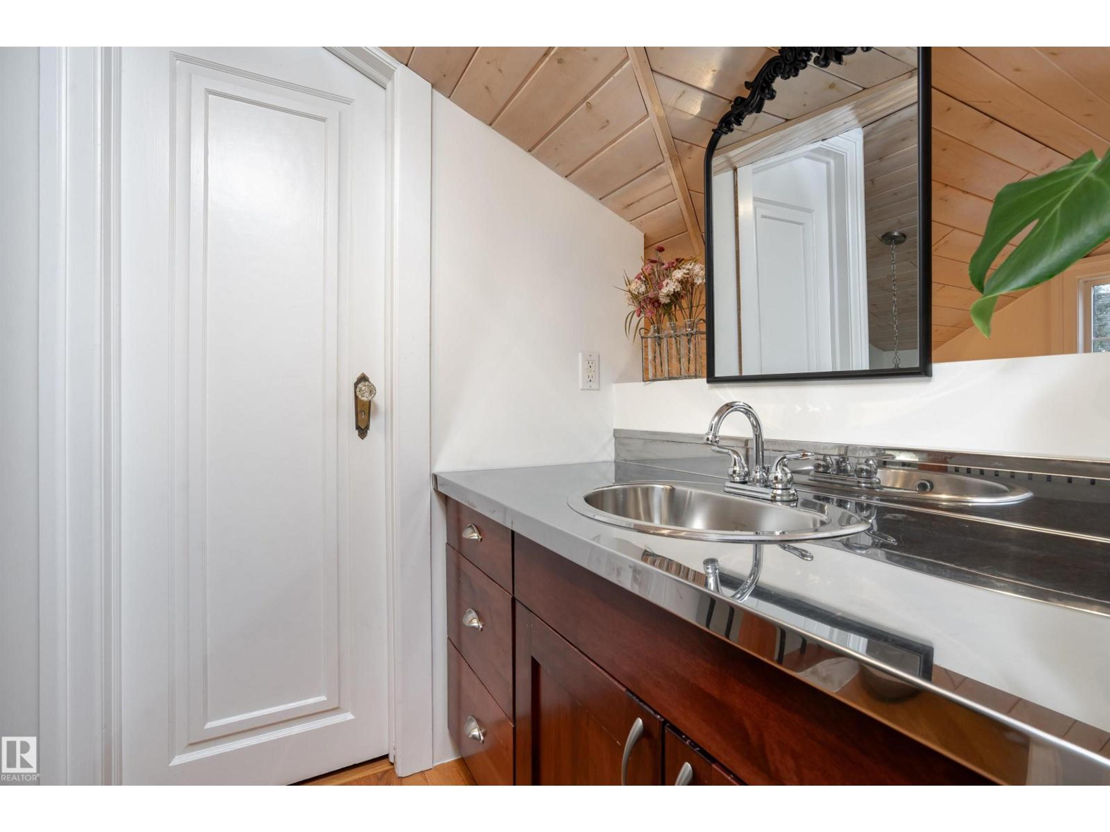 10015 97 AV NW - Image 33