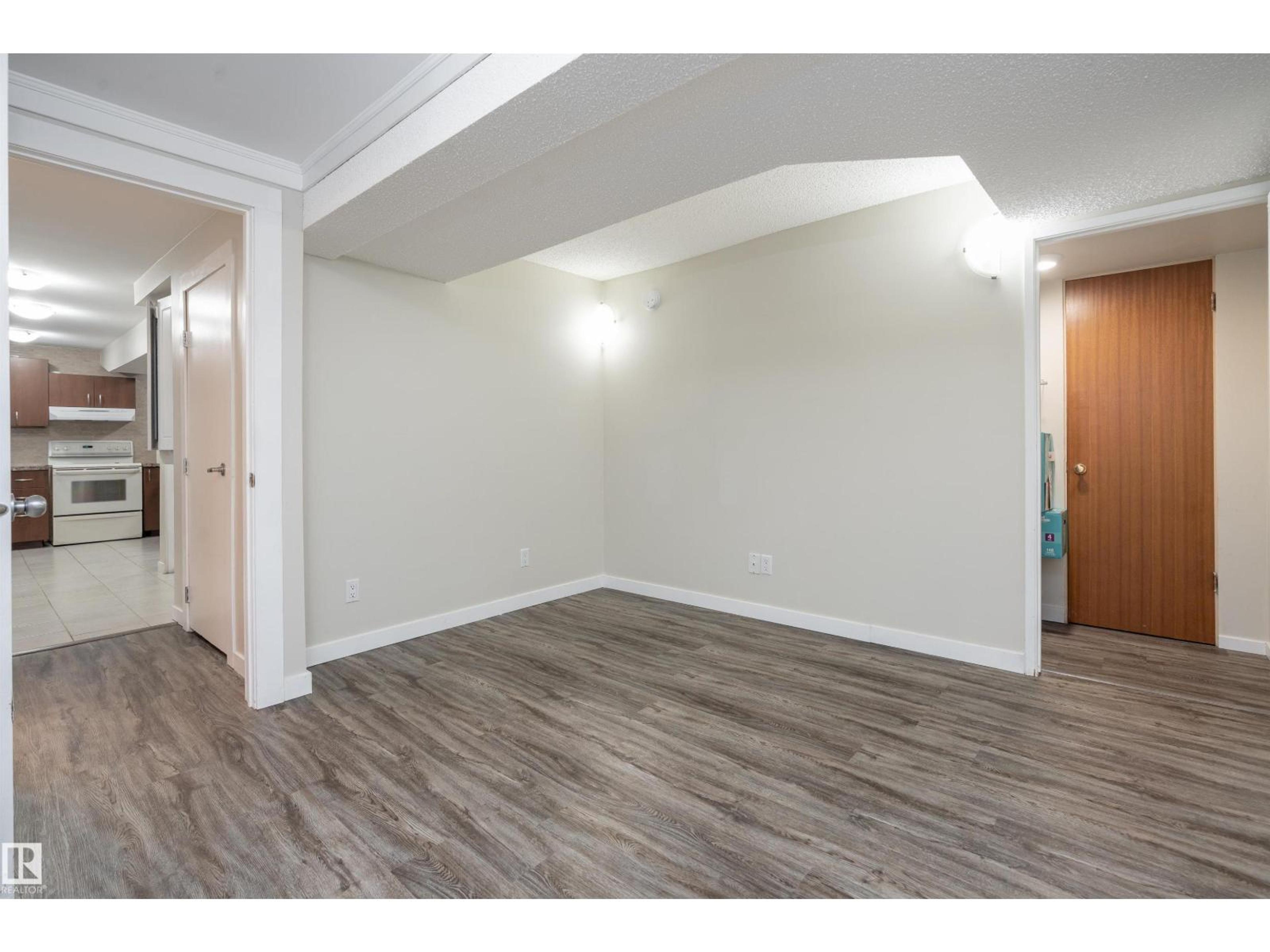 10015 97 AV NW - Image 44