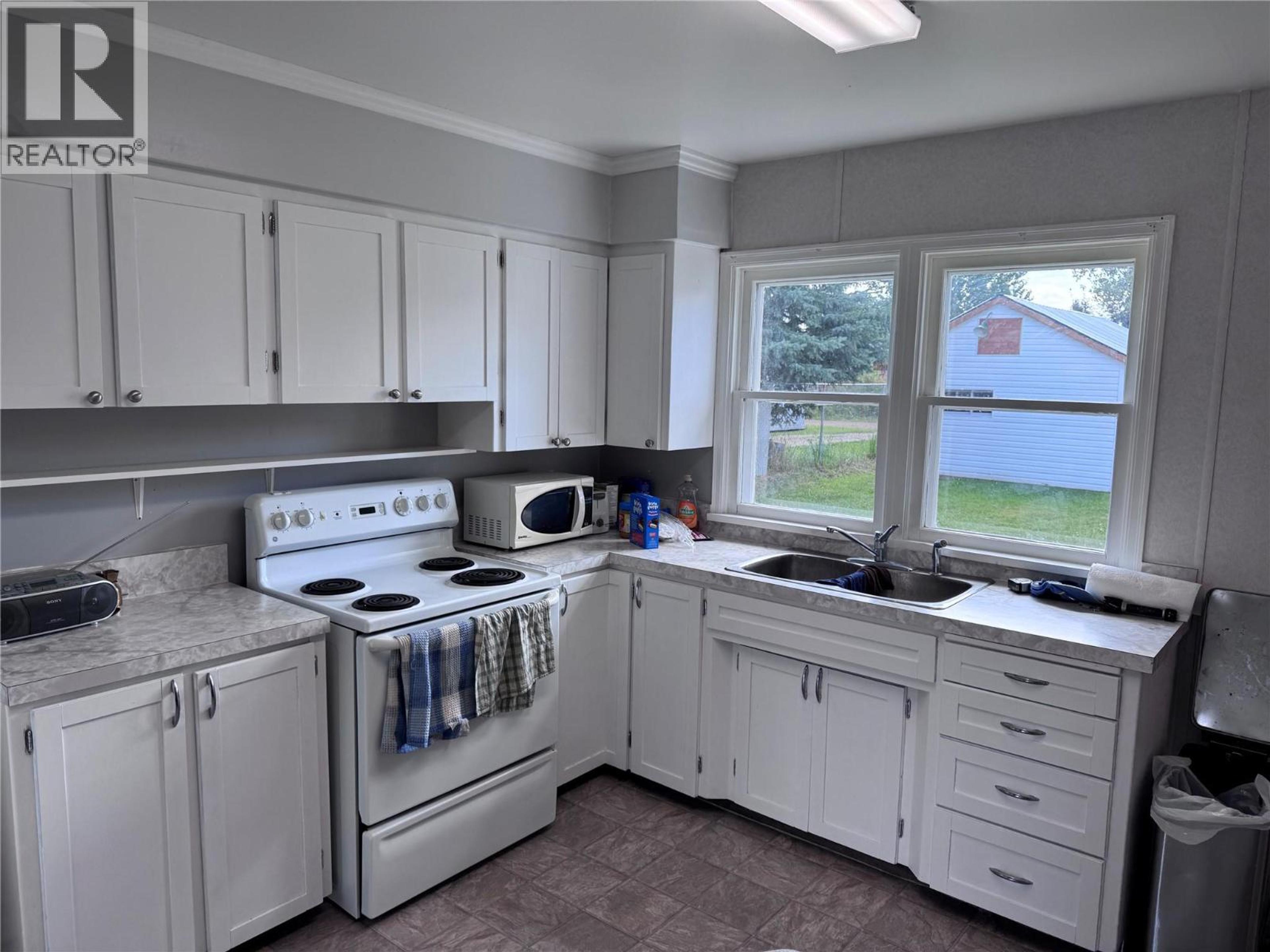 4903 48 AVENUE - Image 12