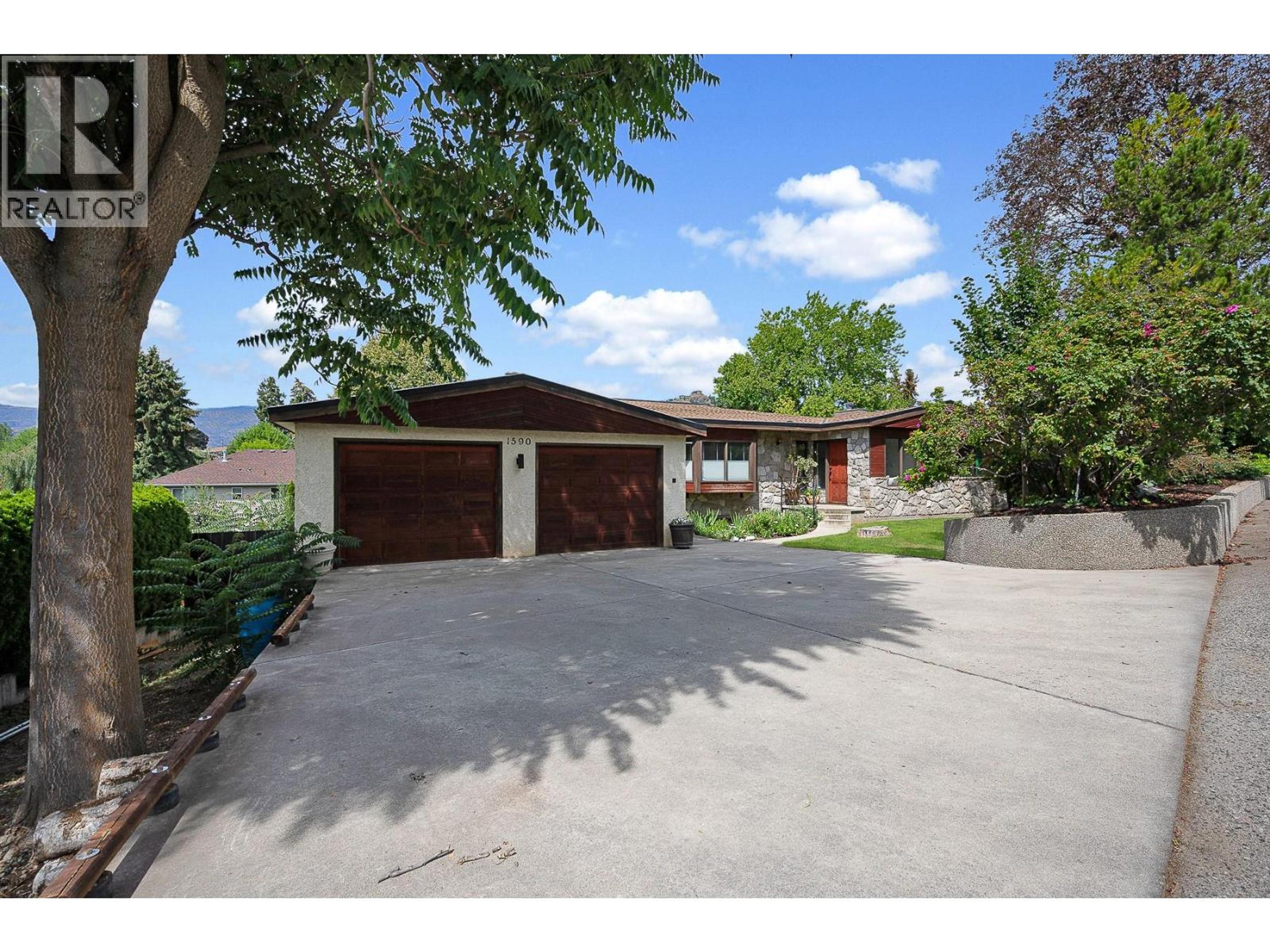 1590 WILLOW CRESCENT - Image 1