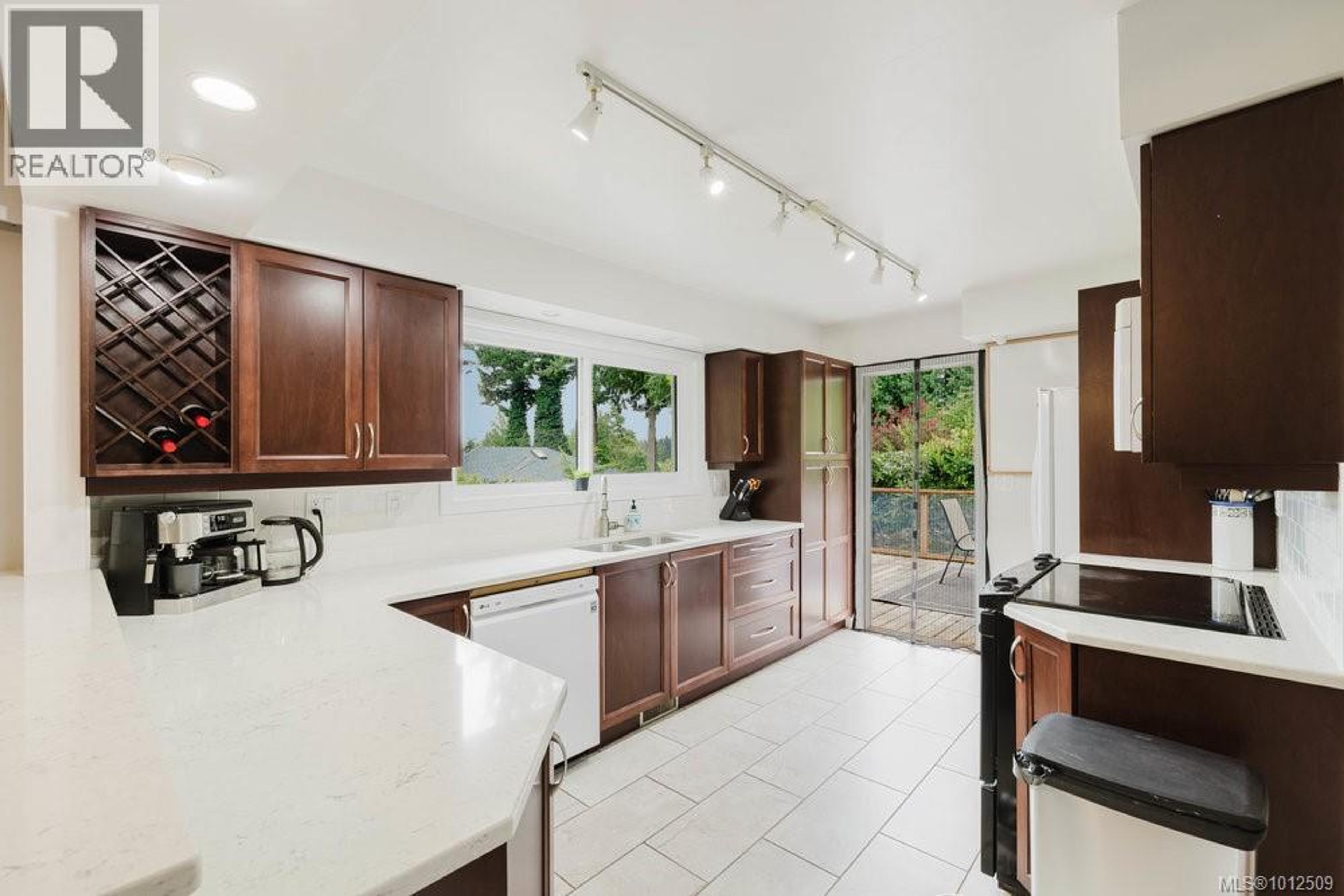 4905 LOCHSIDE DR - Image 8