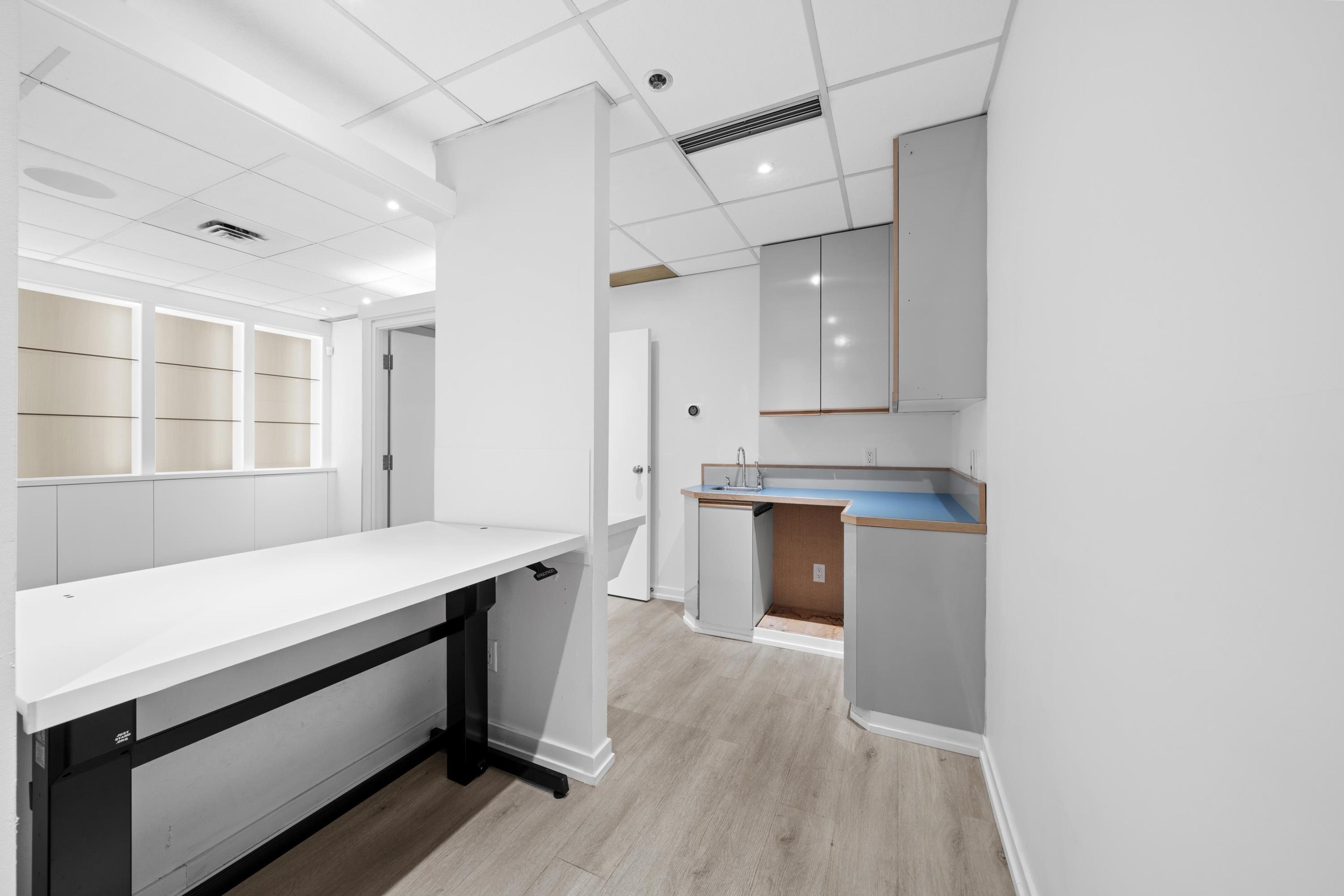 #730 943 W BROADWAY - Image 9
