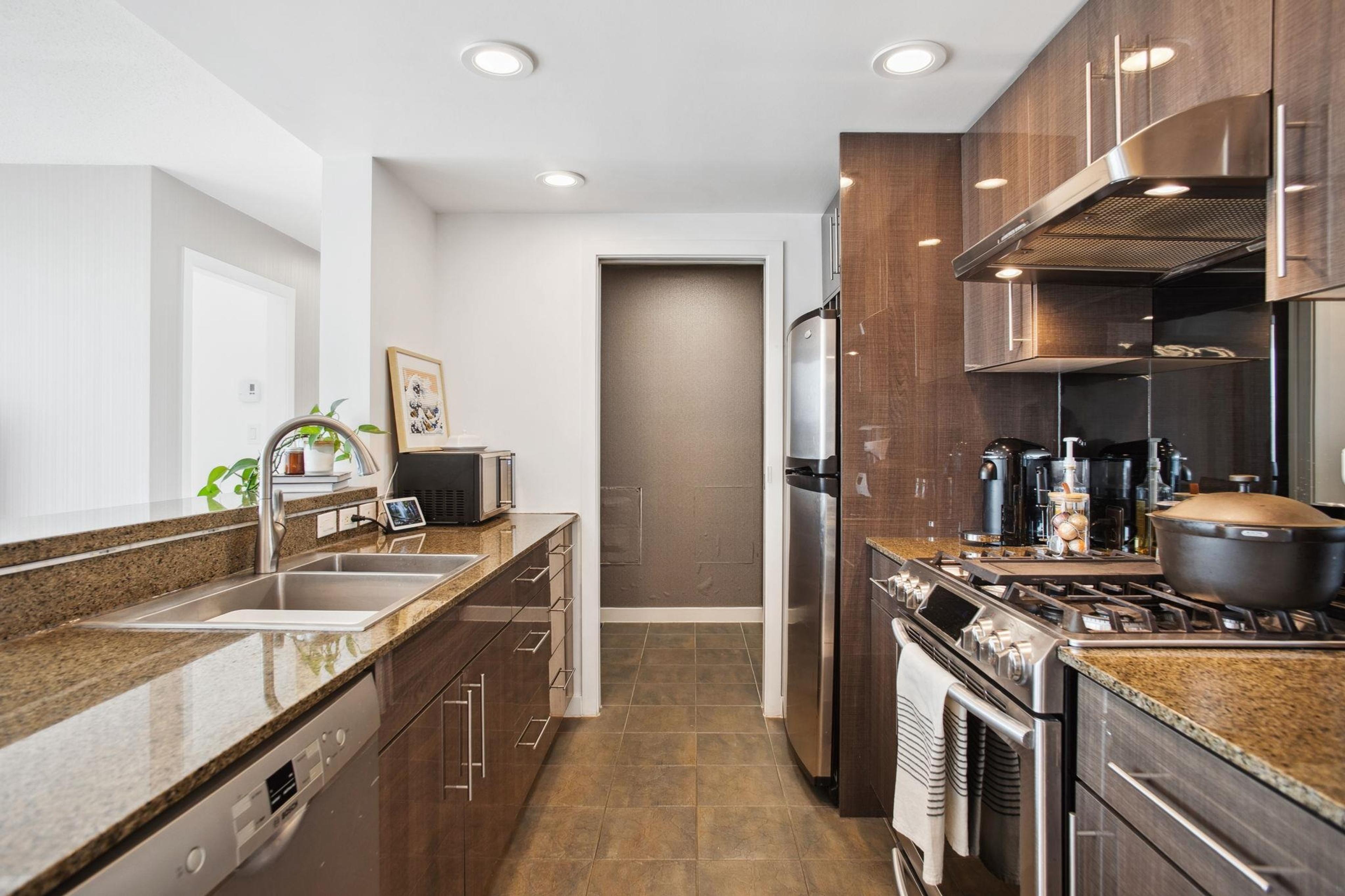 #1005 583 BEACH CRESCENT - Image 17