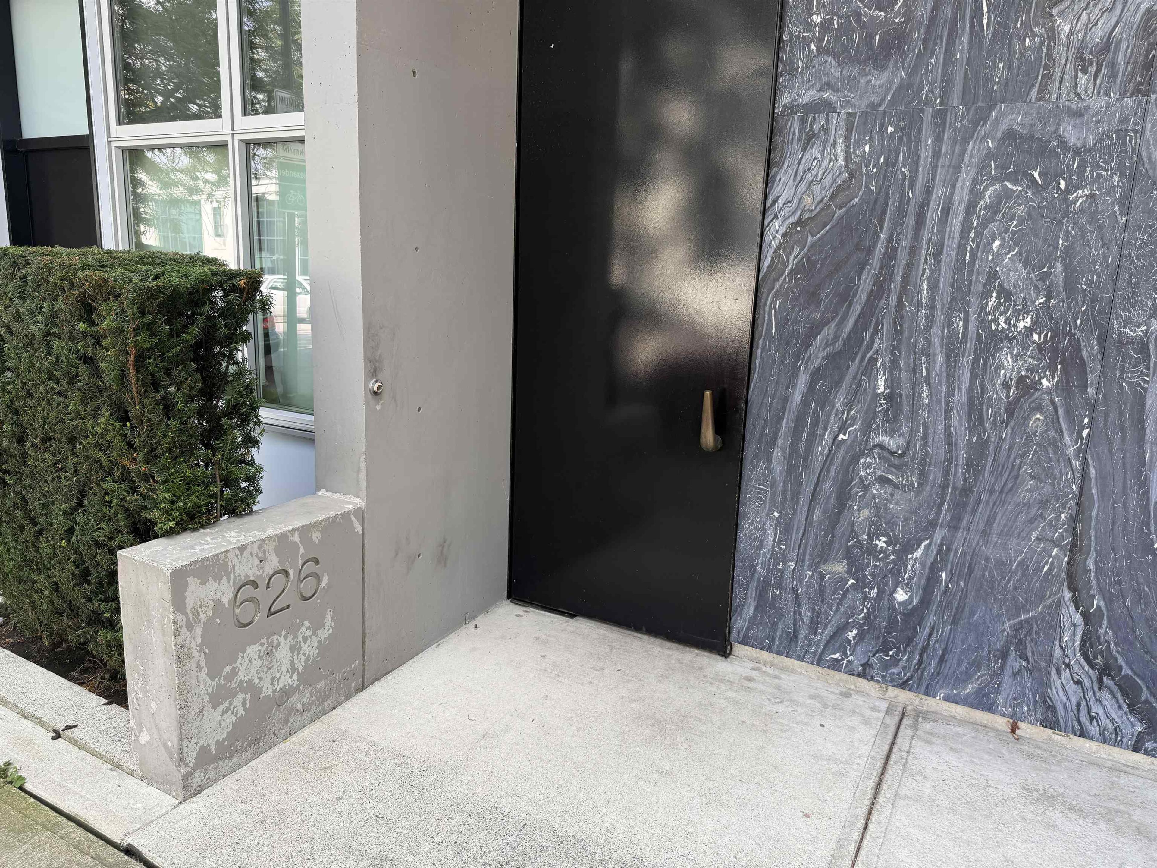 #208 626 ALEXANDER STREET - Image 3