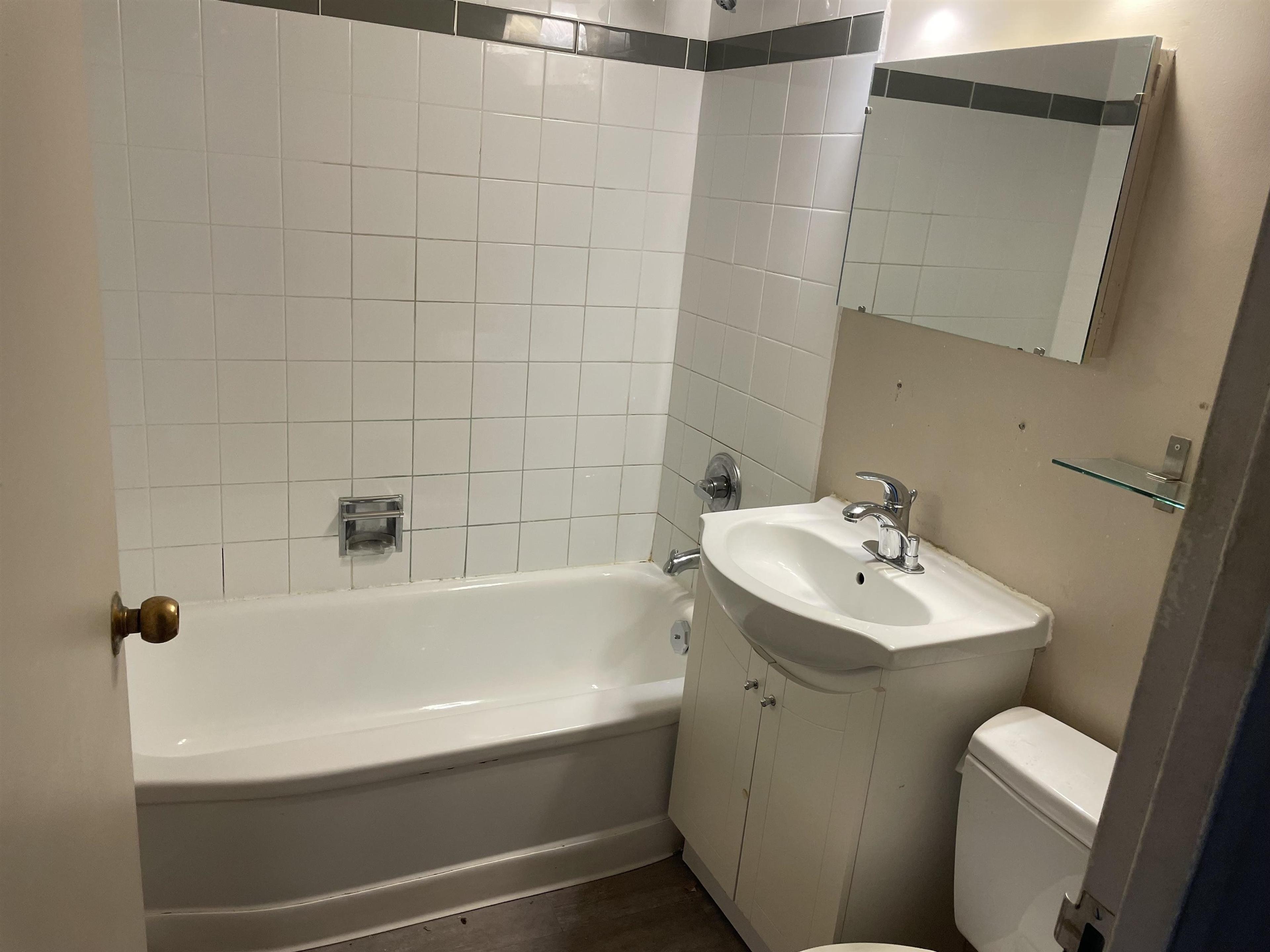 #304 1445 MARPOLE AVENUE - Image 10