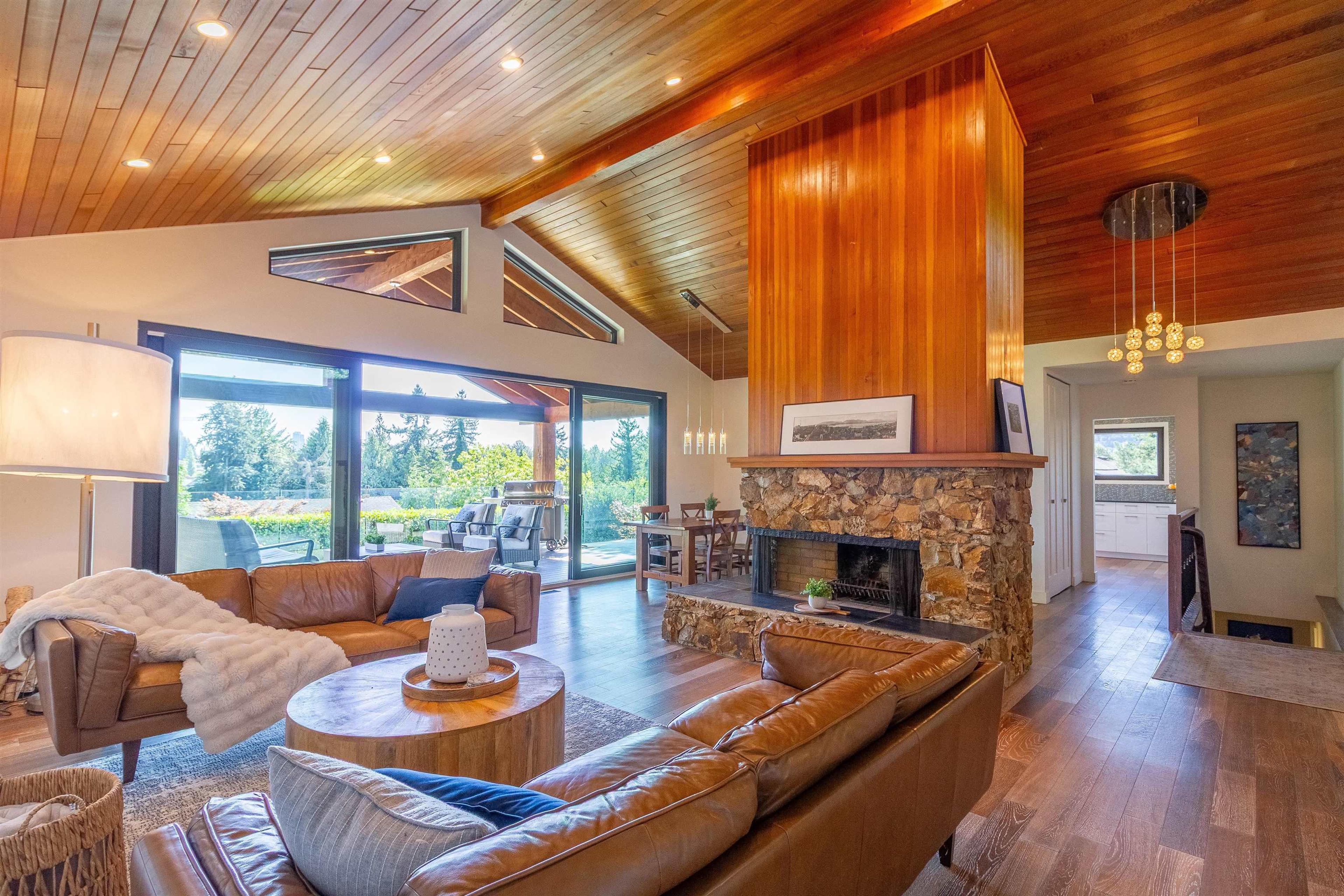 302 OXFORD DRIVE - Image 2
