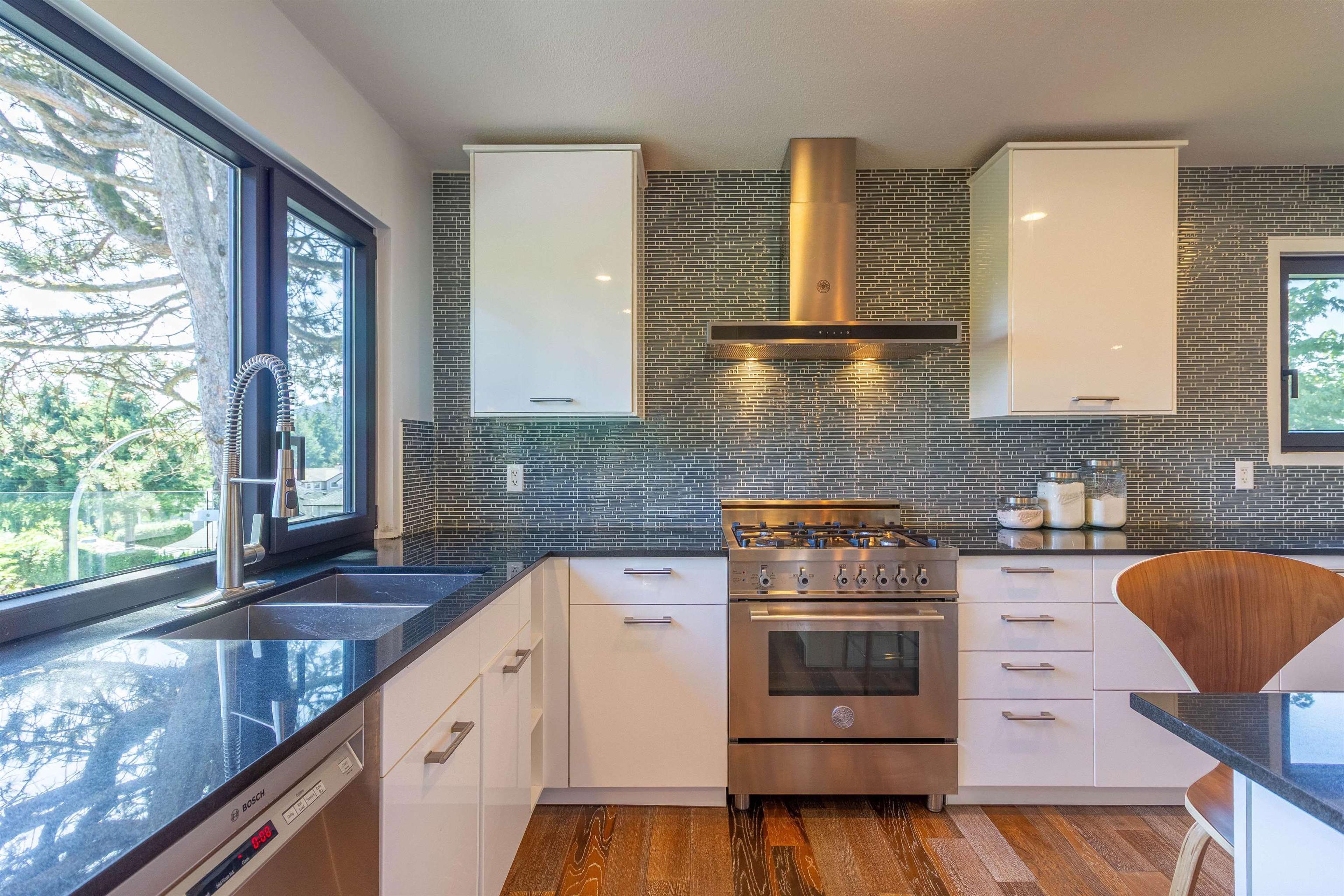 302 OXFORD DRIVE - Image 8